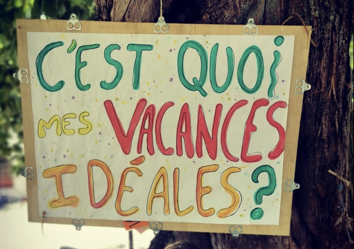 Des enfants pratiquent le cirque sous le chapiteau Uto’Pistes